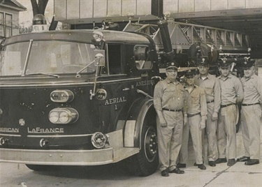 Crew-of-5-with-American-LaFrance-Aerial.jpg